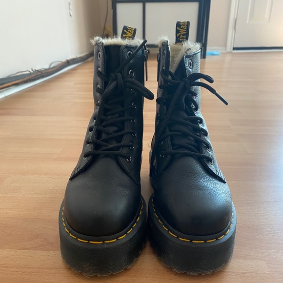 Dr. Martens Shoes - Dr. Martens size 7